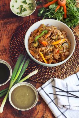 Chilli garlic noodles with vegetables and chicke