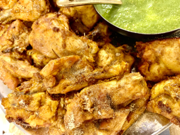 Fried chicken served with chutney
